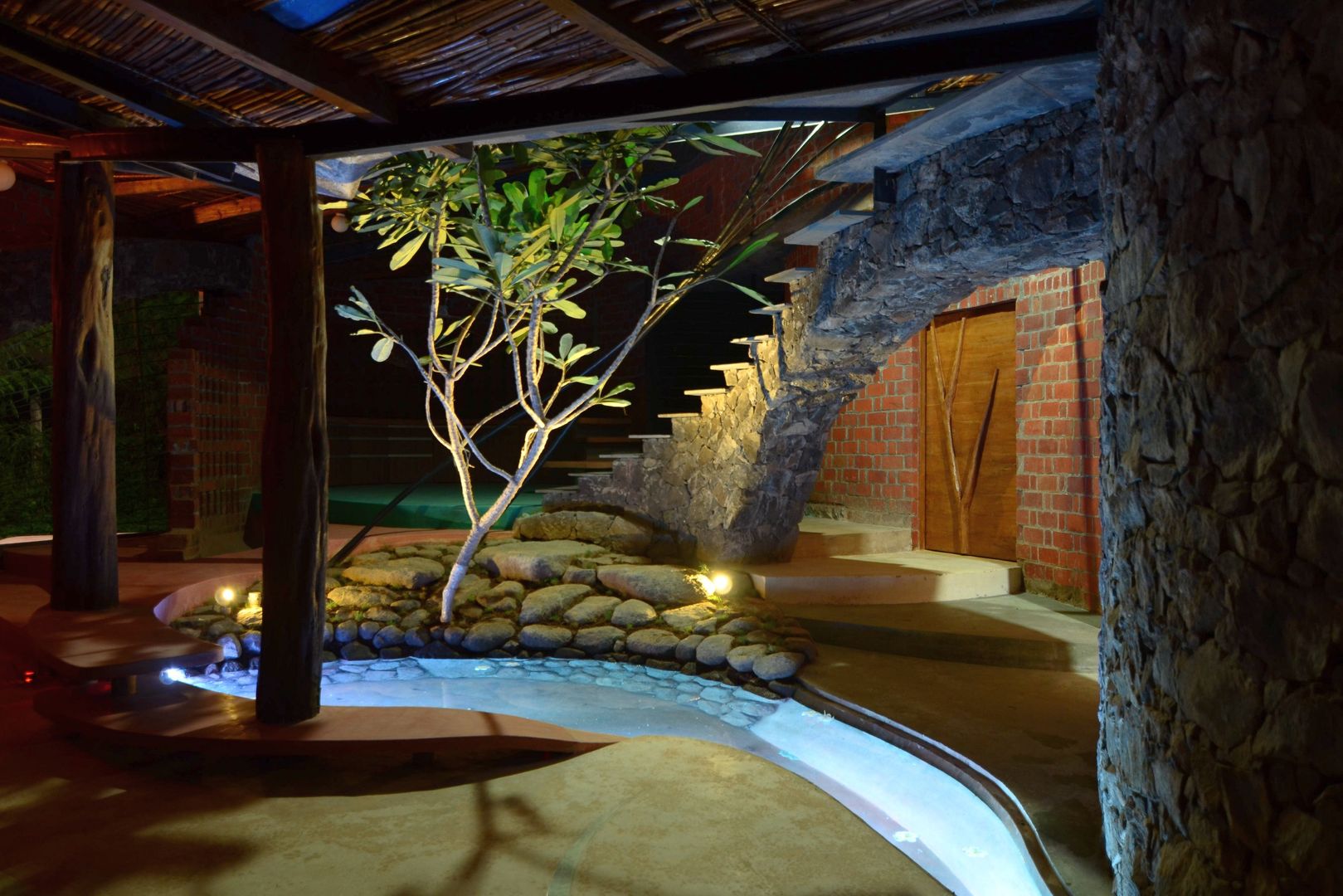 Brick House, Wada, iSTUDIO Architecture iSTUDIO Architecture Tropical style corridor, hallway & stairs