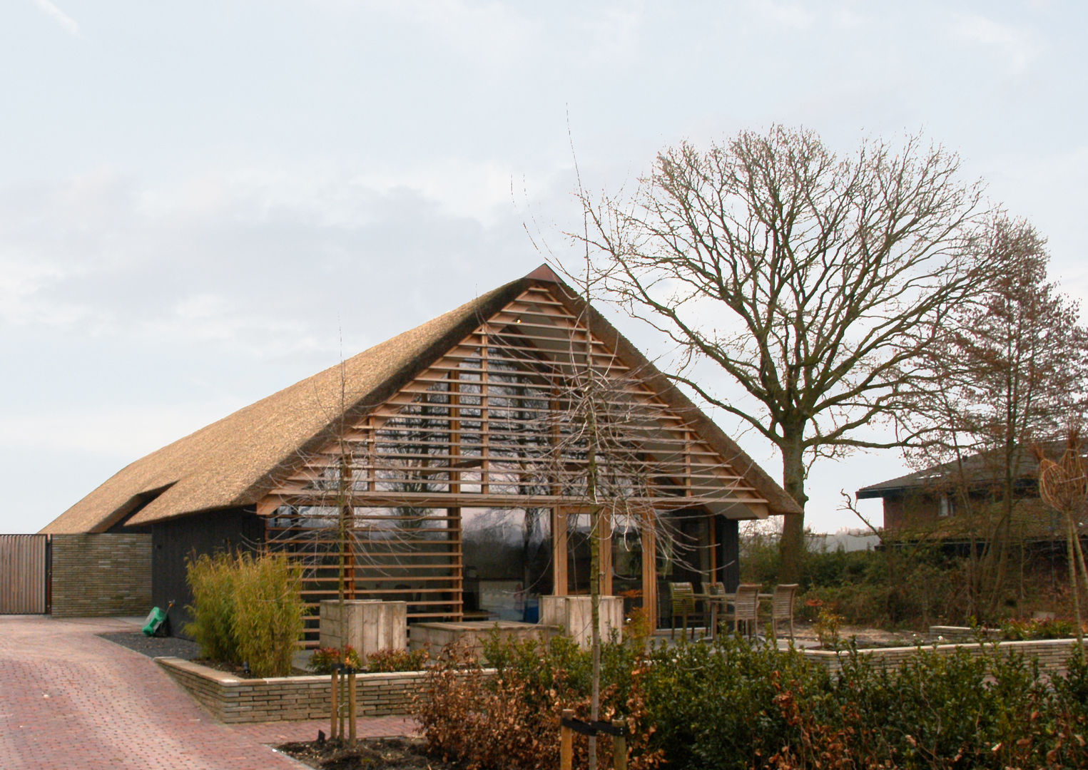 De droom van een huis binnen een oude schuur, Kwint architecten Kwint architecten Modern Evler