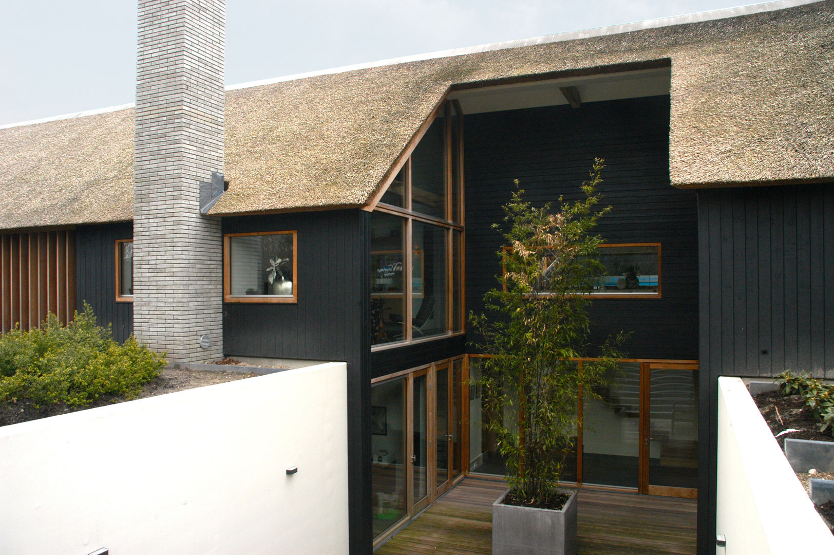 De droom van een huis binnen een oude schuur, Kwint architecten Kwint architecten Casas de estilo moderno