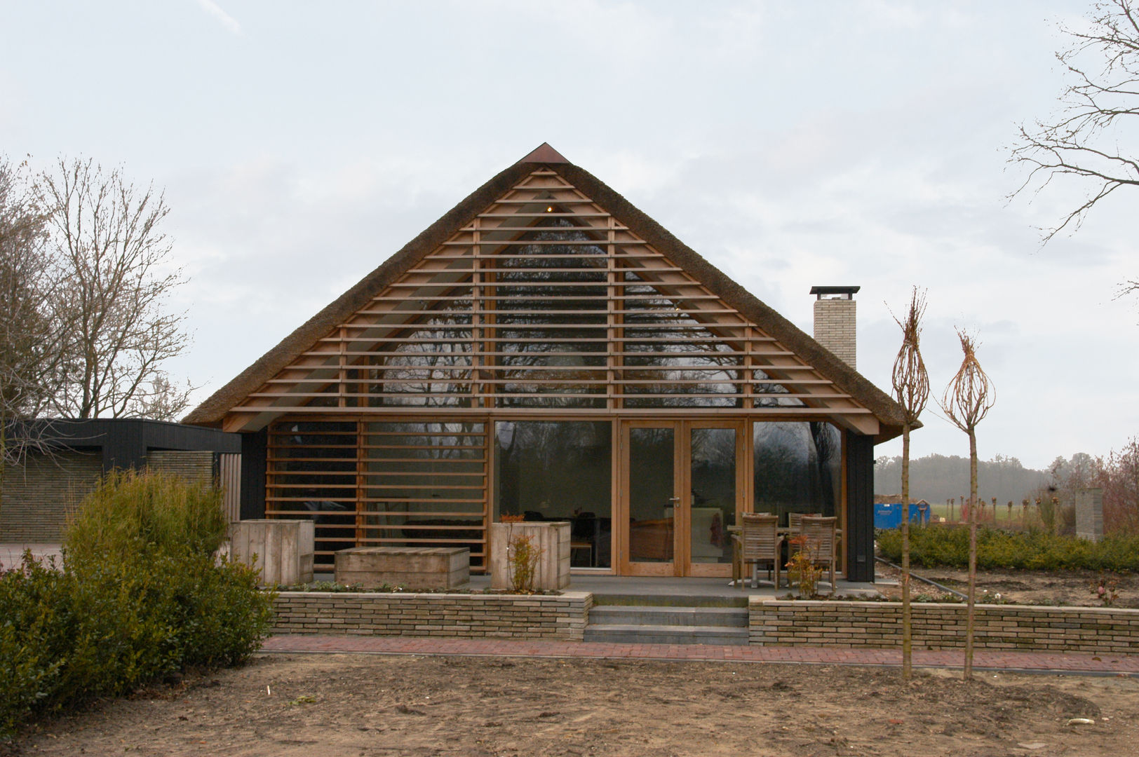 De droom van een huis binnen een oude schuur, Kwint architecten Kwint architecten モダンな 家