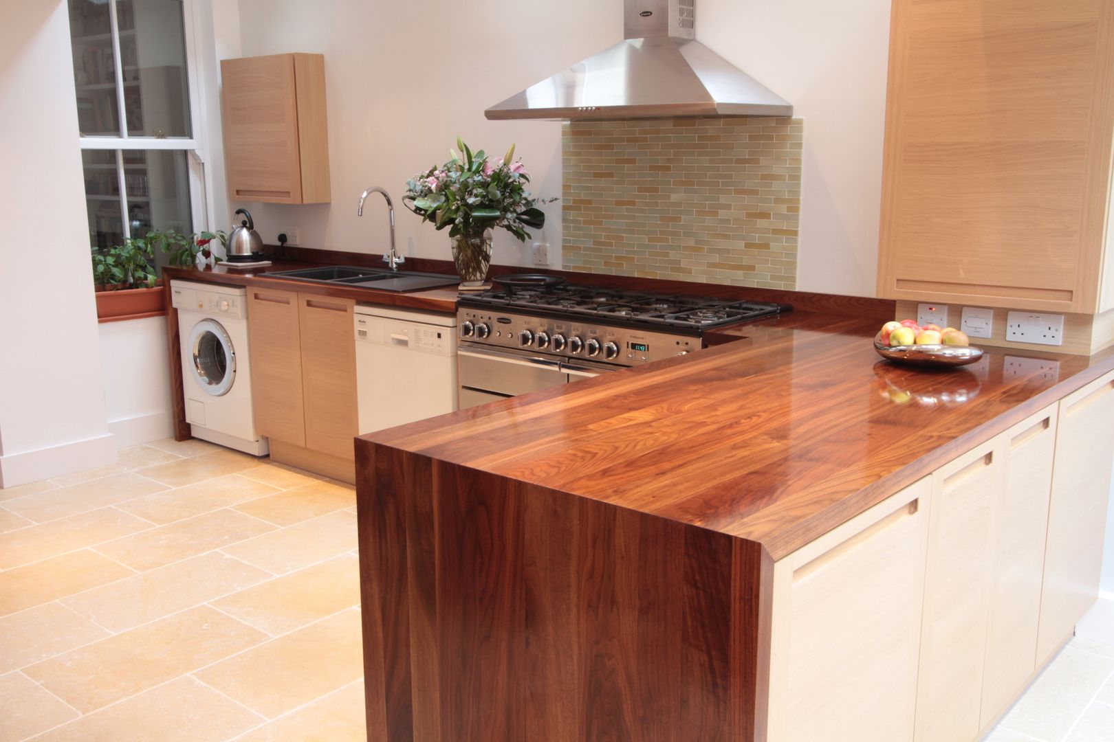 Mitred Black Walnut Worktop NAKED Kitchens Dapur: Ide desain interior, inspirasi & gambar Bench tops
