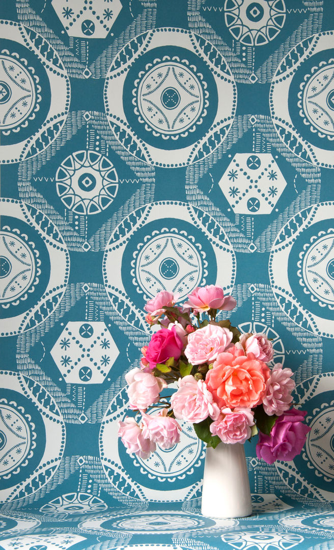 Hanbury wallpaper by Kate Farley Kate Farley Paredes y suelos de estilo rural Revestimientos de paredes y suelos