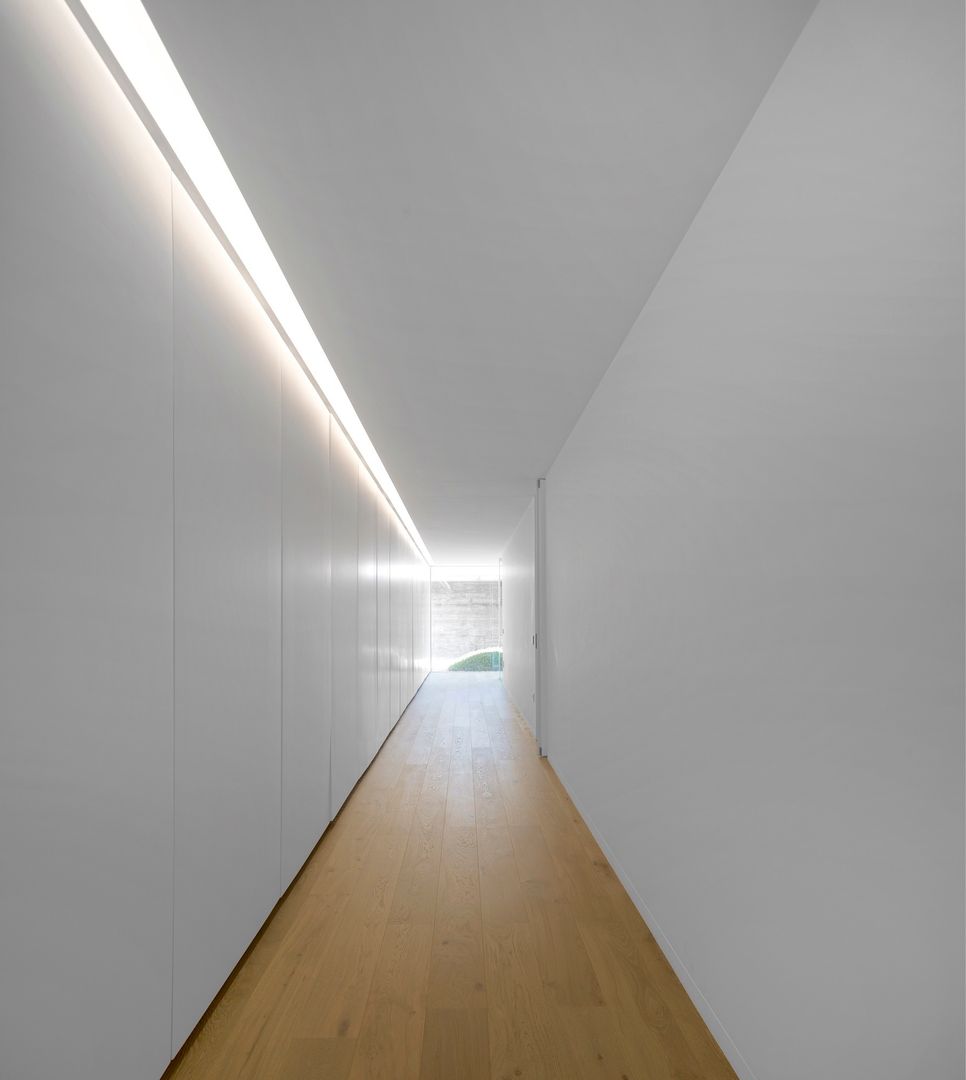 Sambade House, spaceworkers® spaceworkers® Modern corridor, hallway & stairs