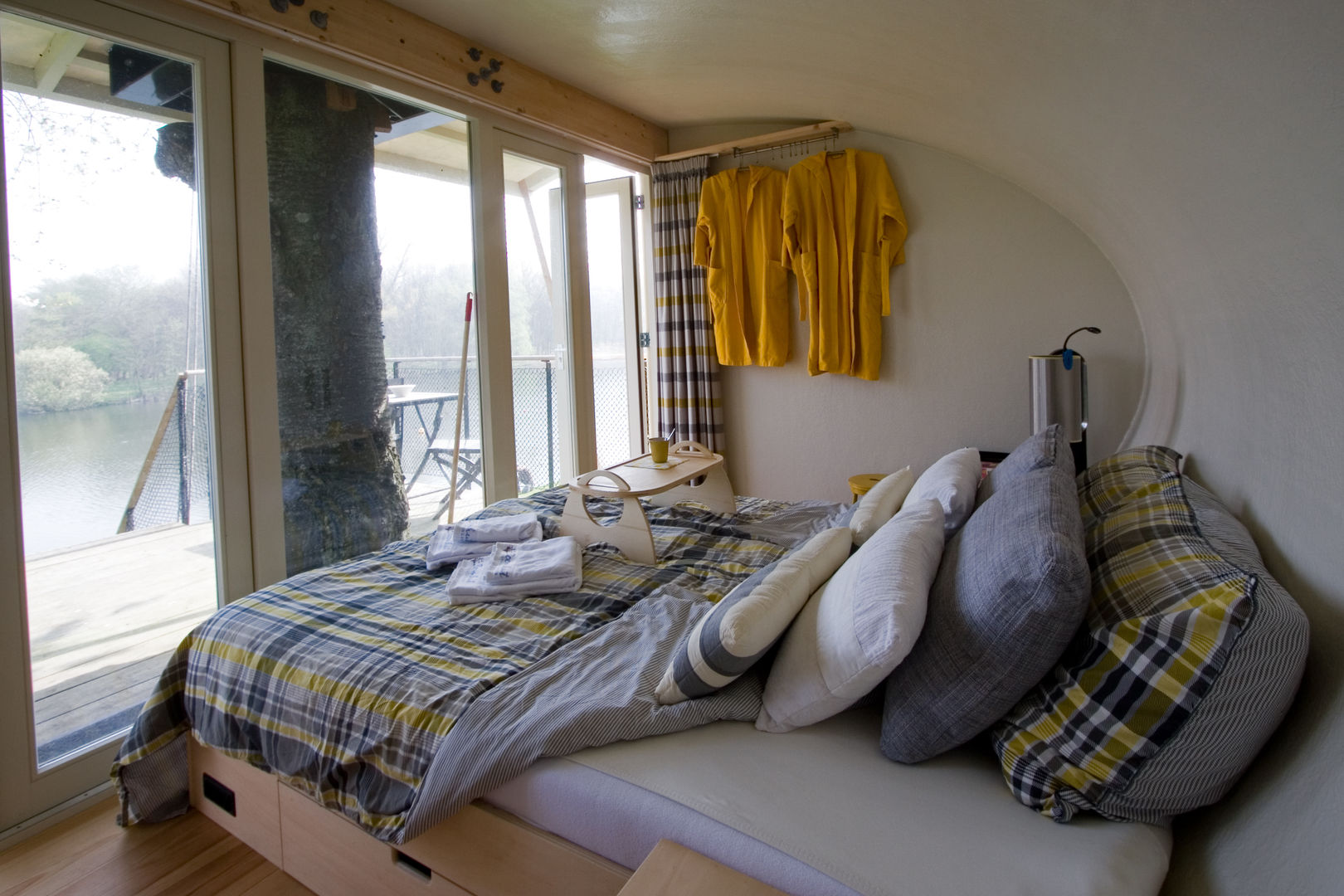 Boomhut, Atelier Dutch Atelier Dutch Moderne Schlafzimmer Betten und Kopfteile