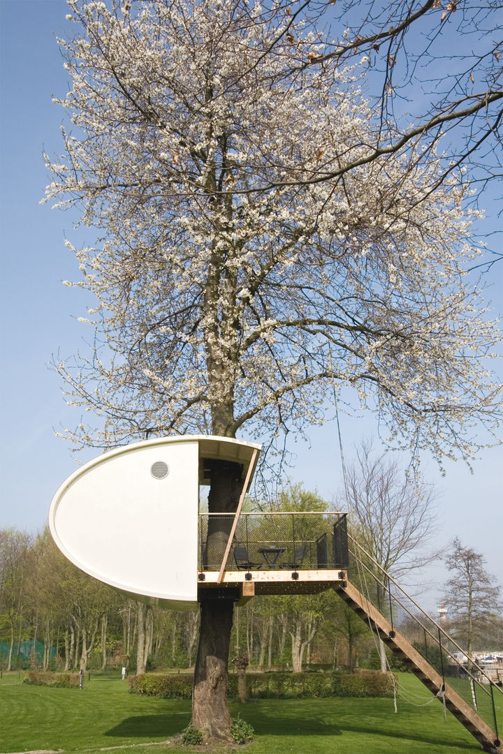 Boomhut in bloeiende kersenboom Atelier Dutch Moderne slaapkamers Bedden en hoofdeinden