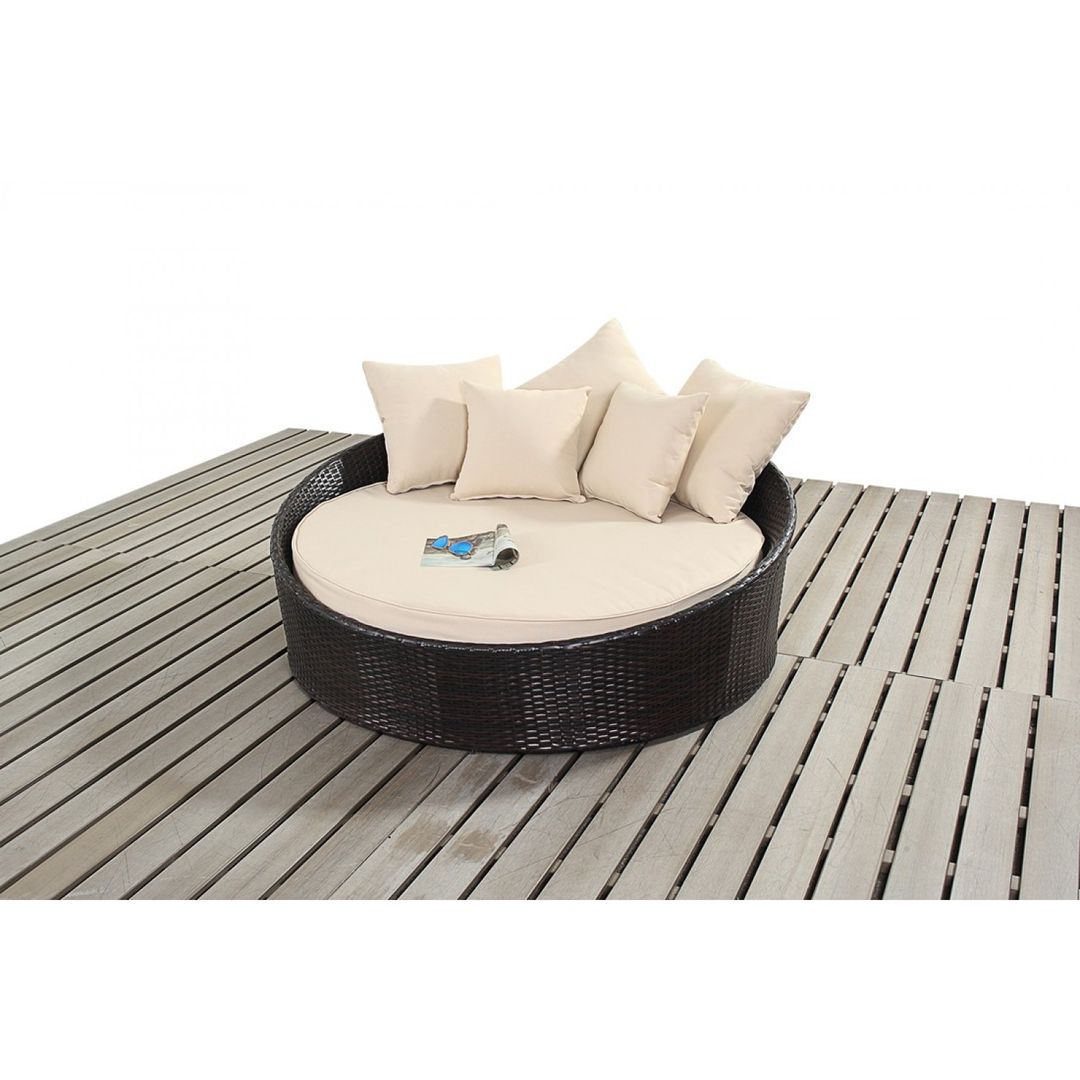 Bonsoni Small Daybed - Includes a Circular Bed With a Thick Base Cushion and Matching Scatter Cushions For added Comfort Rattan Garden Furniture homify Classic style garden Furniture