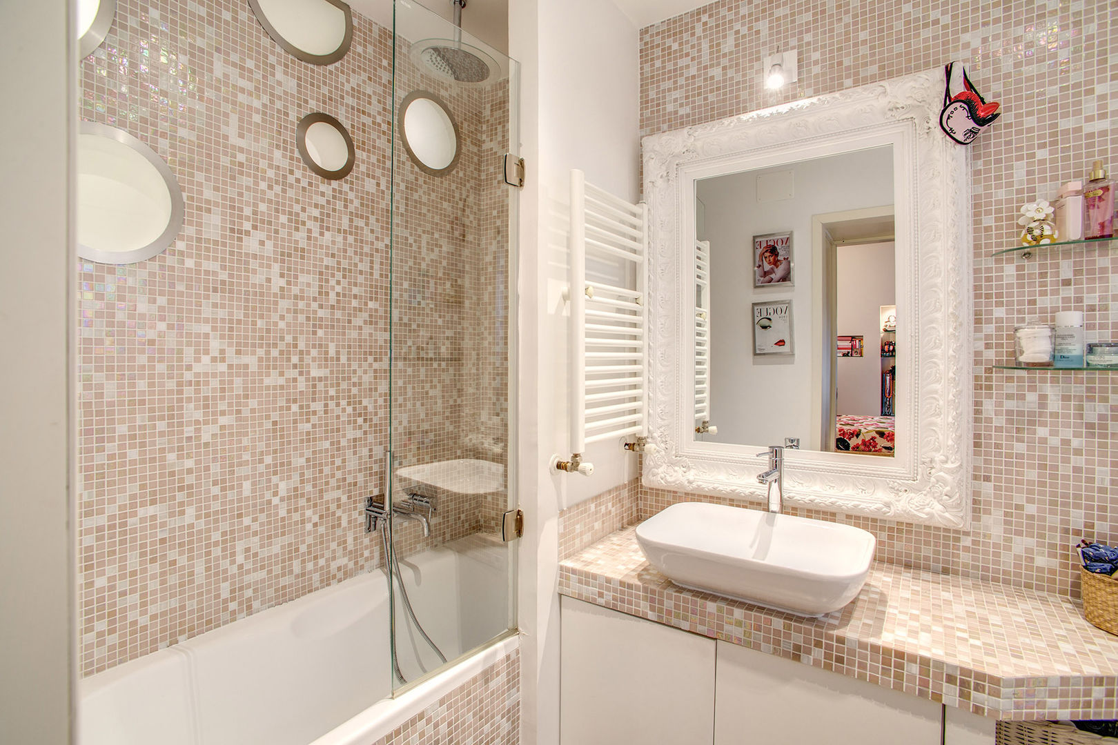 COVIELLO: I dettagli di design arricchiscono lo spazio del soggiorno, MOB ARCHITECTS MOB ARCHITECTS Modern bathroom