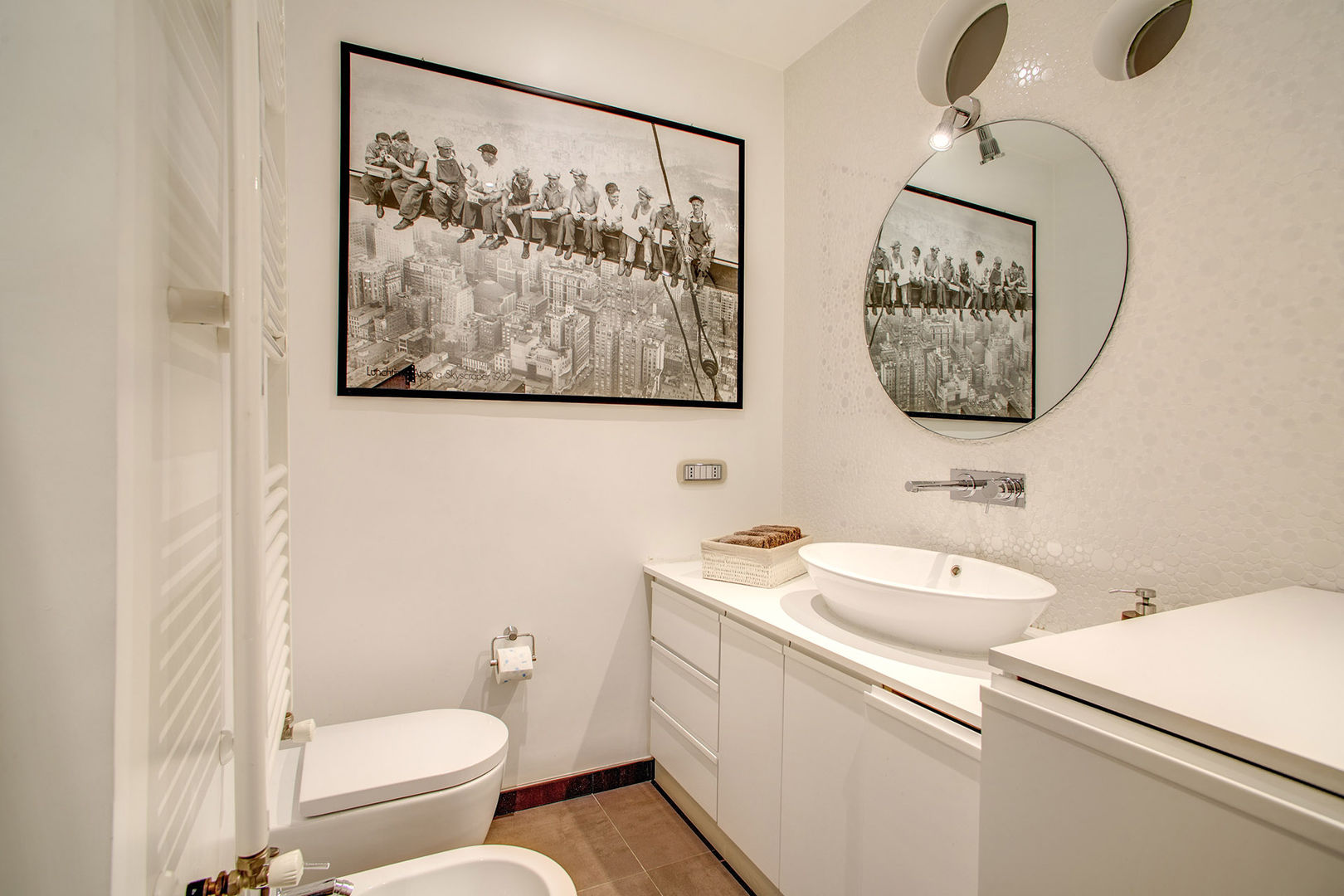 COVIELLO: I dettagli di design arricchiscono lo spazio del soggiorno, MOB ARCHITECTS MOB ARCHITECTS Nowoczesna łazienka