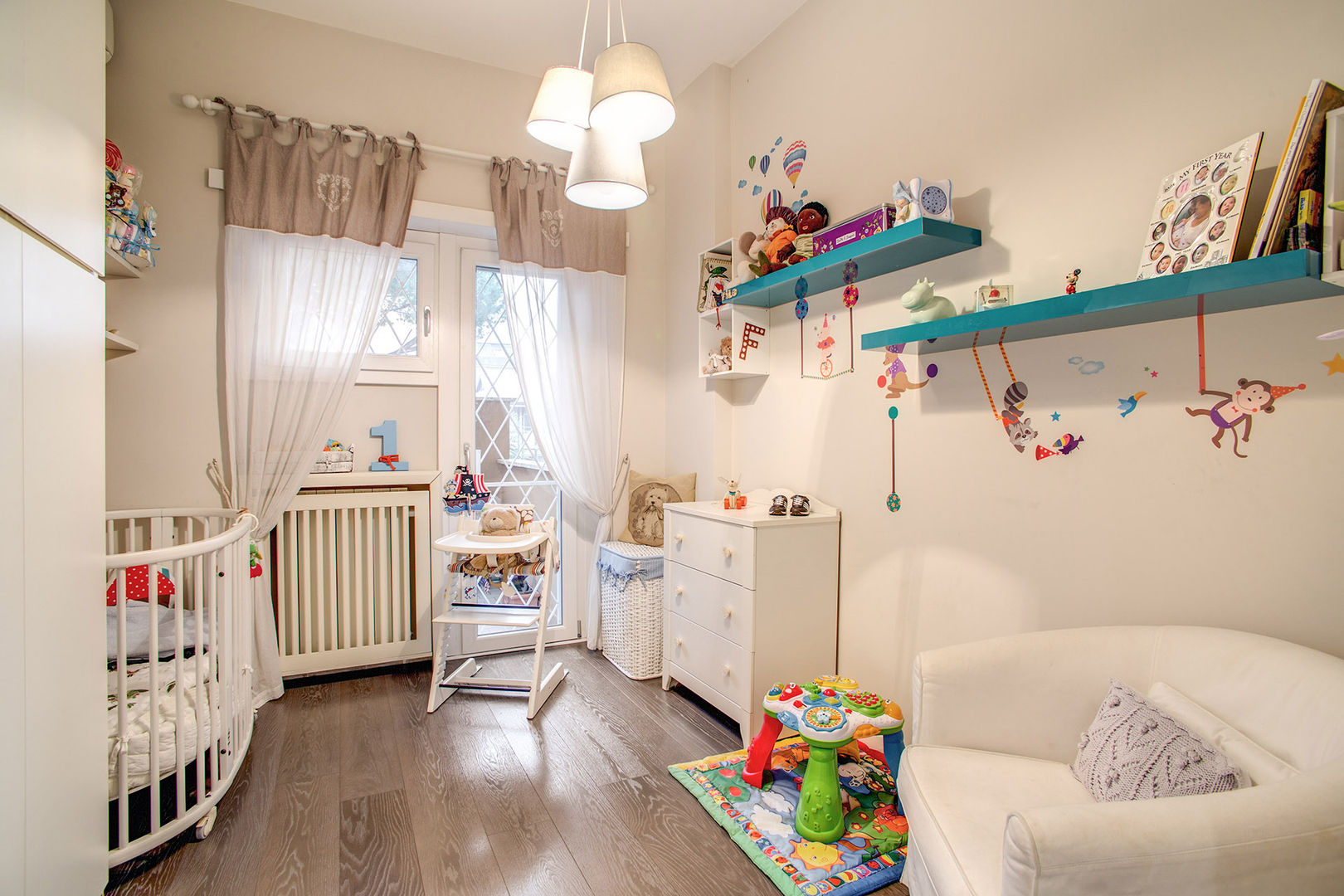 COVIELLO: I dettagli di design arricchiscono lo spazio del soggiorno, MOB ARCHITECTS MOB ARCHITECTS Modern nursery/kids room