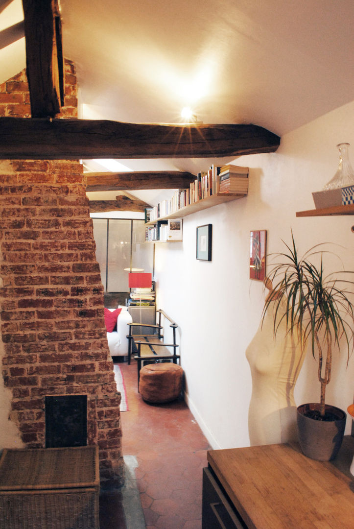 APARTMENT IN PARIS Atelier UOA Modern corridor, hallway & stairs