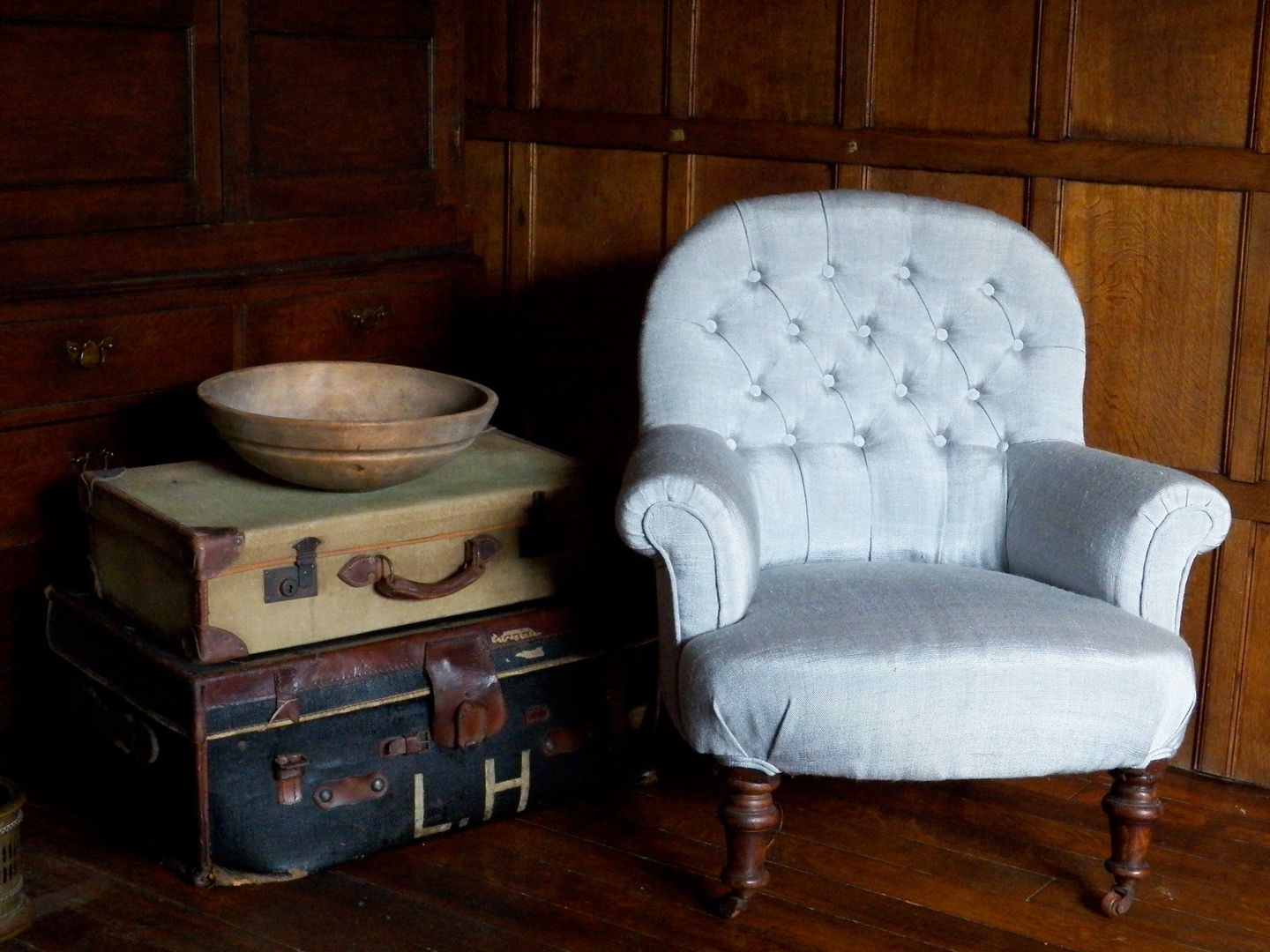 Victorian armchair, Linney Hughes Linney Hughes クラシックデザインの リビング ソファー＆アームチェア