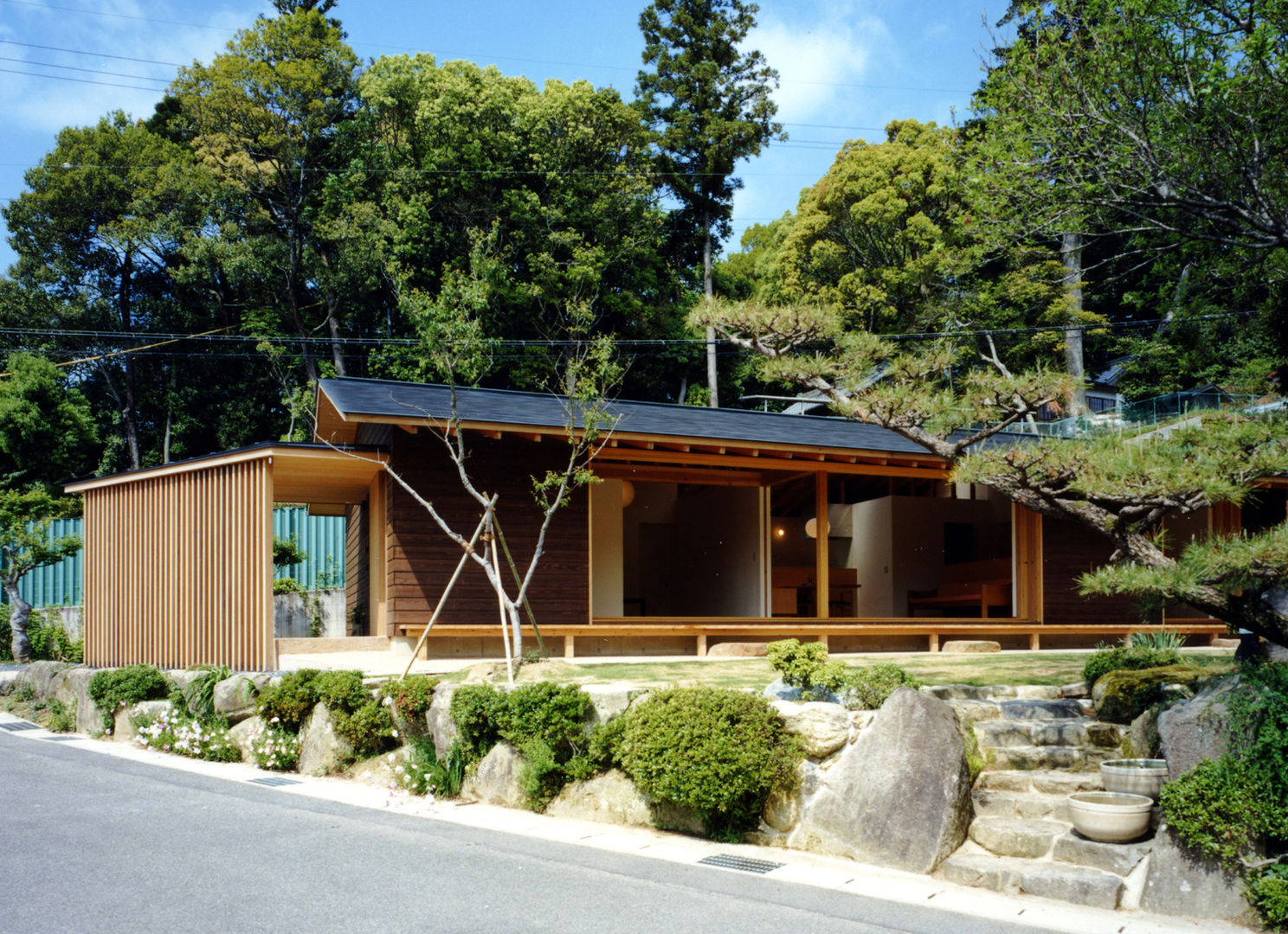 泉町の家, 鈴木光雄建築工房 鈴木光雄建築工房 植物,建物,窓,空,雲,木,シェード,家,ドア,木