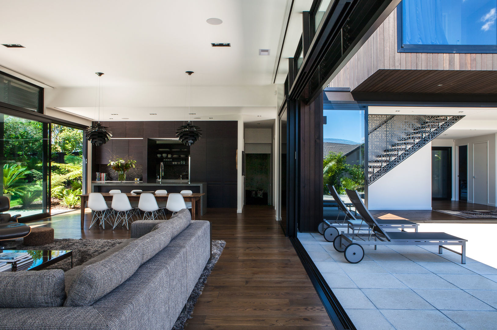 Godden Cres, Dorrington Atcheson Architects Dorrington Atcheson Architects Modern living room