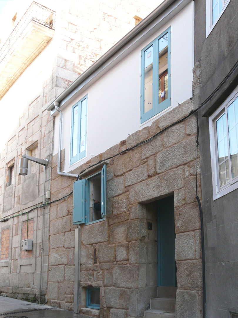 Rehabilitación y ampliación de edificio de viviendas en el Casco Vello. Vigo, Estudio de Arquitectura Sra.Farnsworth Estudio de Arquitectura Sra.Farnsworth Janelas e portas modernas