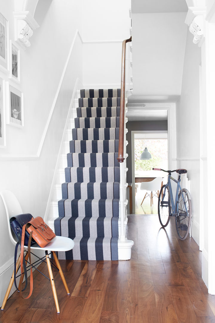 Fitzroy Black Roger Oates Design Pasillos, vestíbulos y escaleras modernos