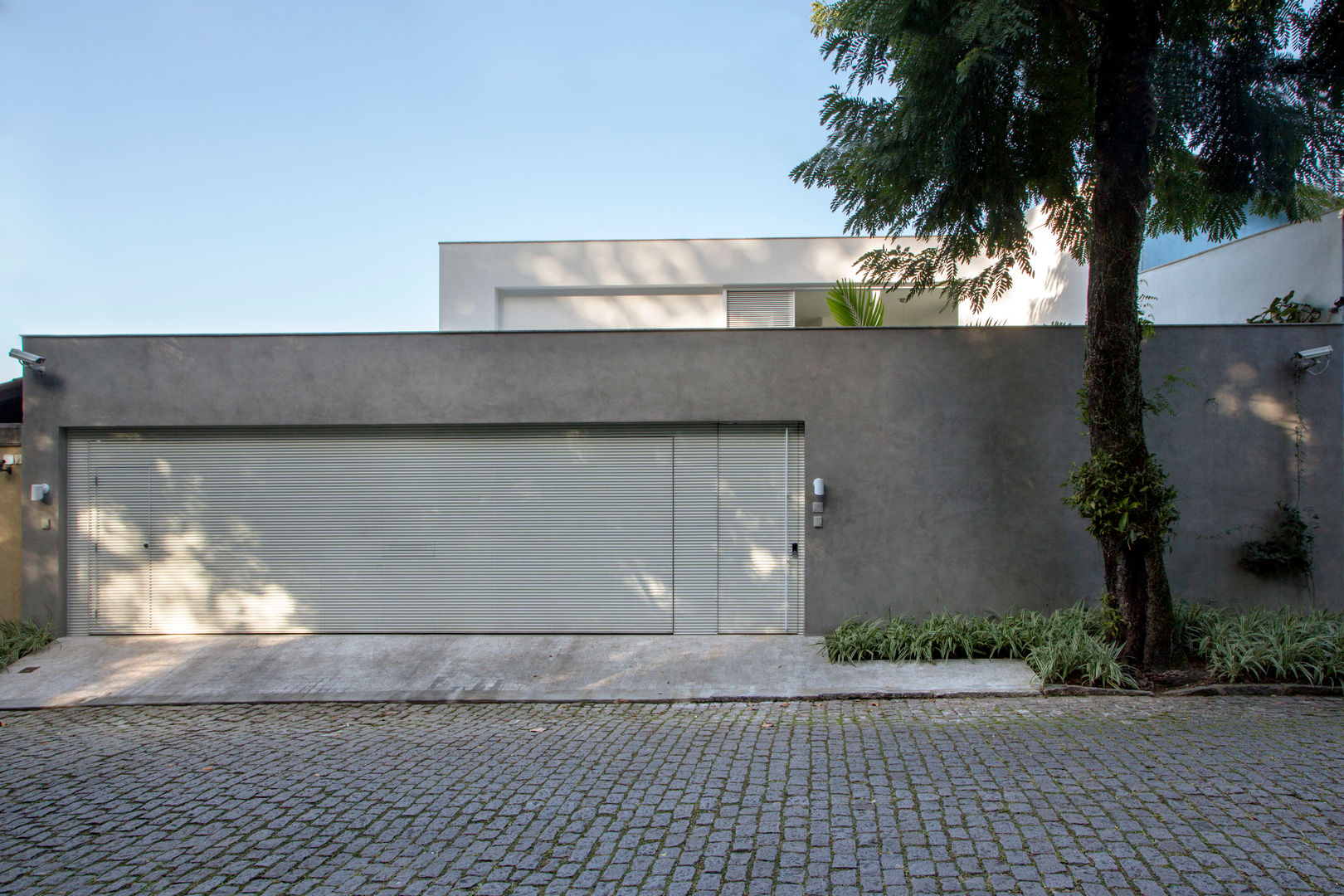 Casa com fachada discreta esconde uma bela varanda