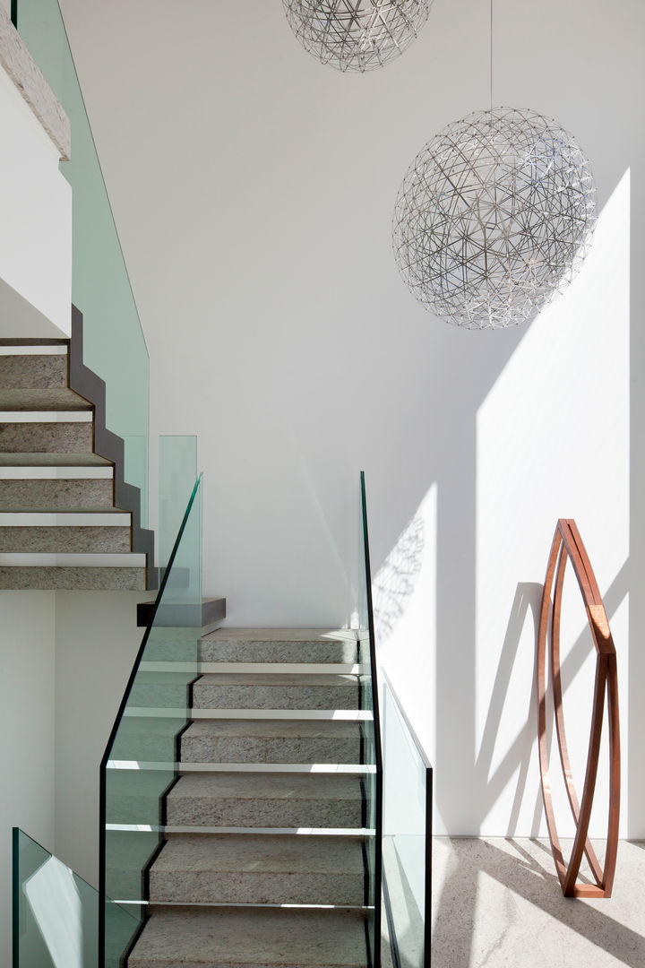 Mirante House, Gisele Taranto Arquitetura Gisele Taranto Arquitetura Modern corridor, hallway & stairs