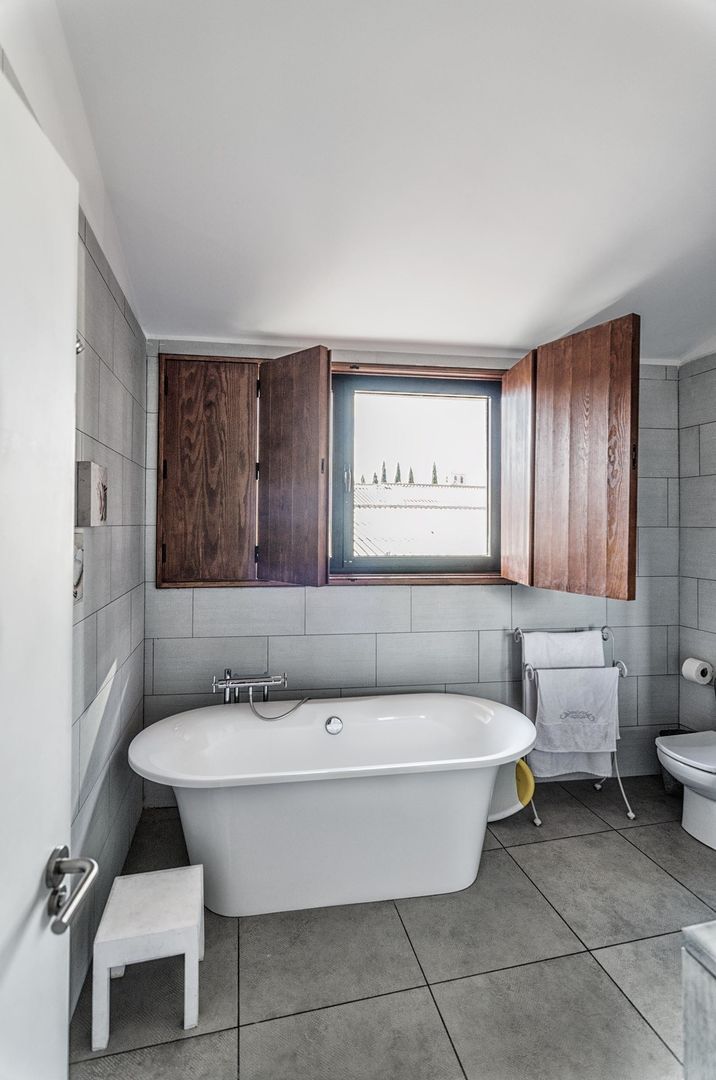 Vivienda unifamiliar en Wamba (Valladolid), ADDEC arquitectos ADDEC arquitectos Eclectic style bathroom Bathtubs & showers