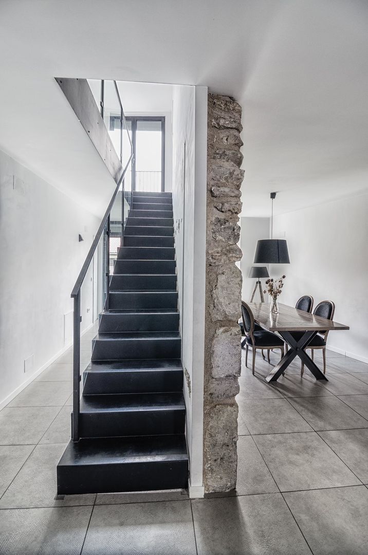 Vivienda unifamiliar en Wamba (Valladolid), ADDEC arquitectos ADDEC arquitectos درج Stairs