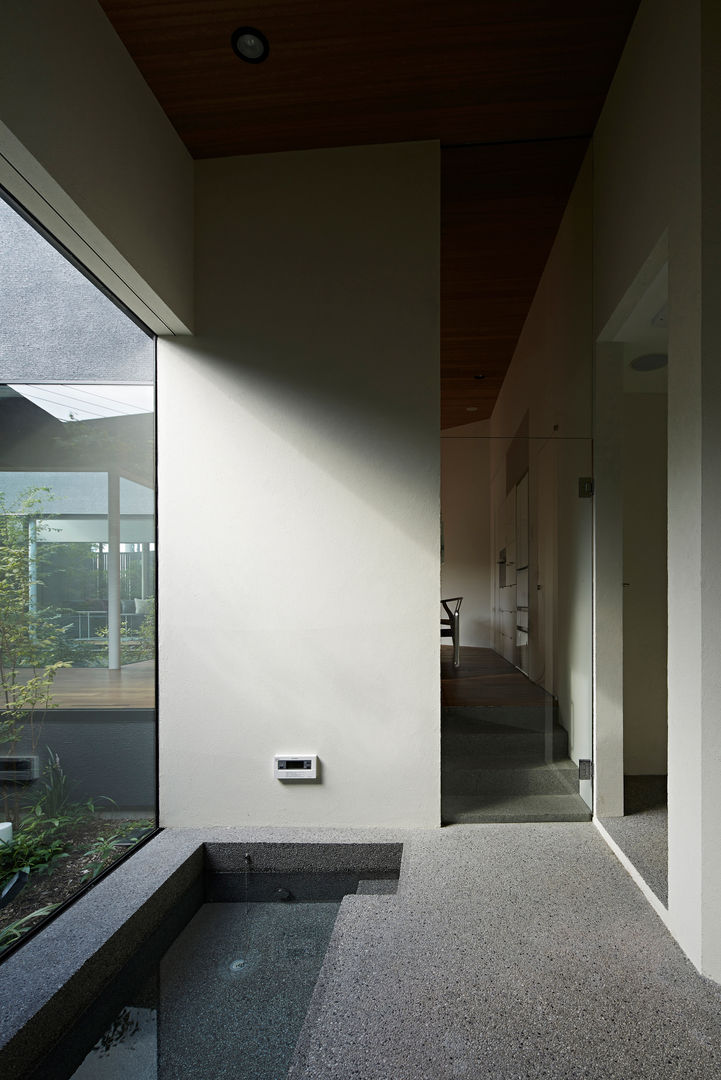 House in Higashimurayama, 石井秀樹建築設計事務所 石井秀樹建築設計事務所 Modern corridor, hallway & stairs