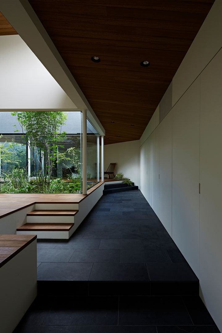 House in Higashimurayama, 石井秀樹建築設計事務所 石井秀樹建築設計事務所 Modern corridor, hallway & stairs