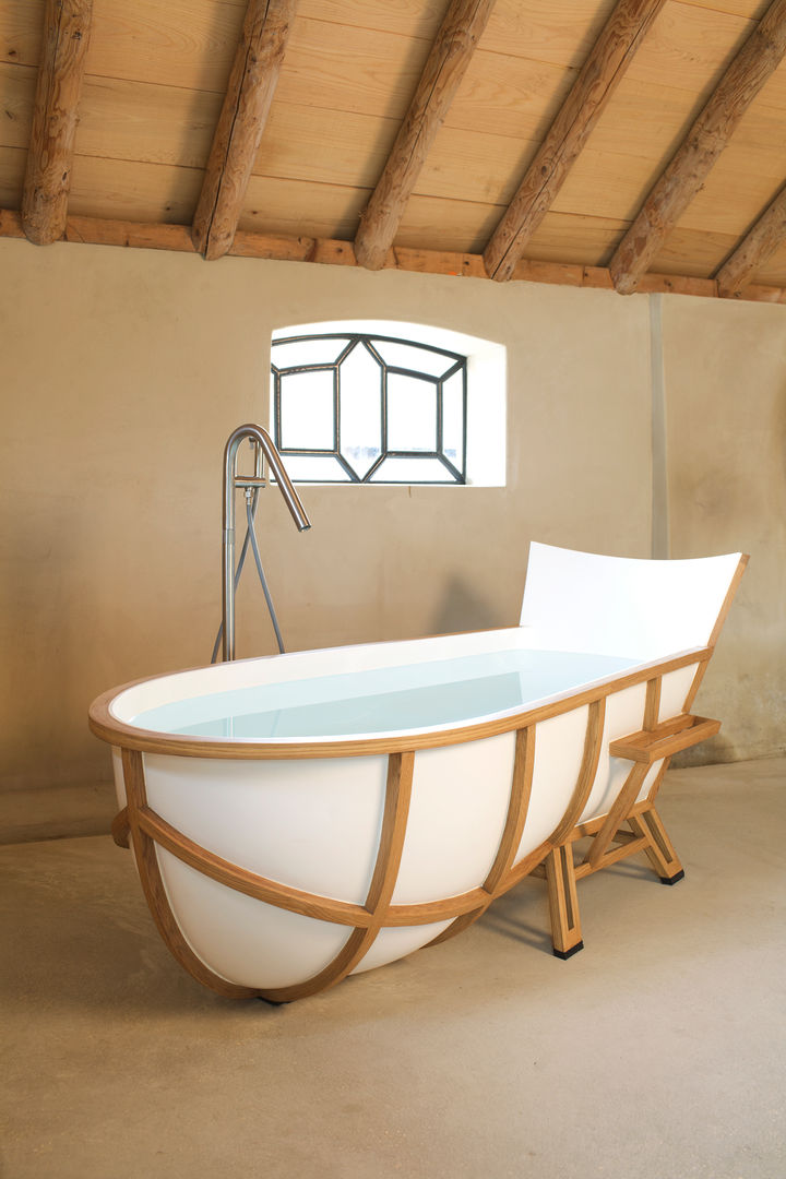 homify Modern style bathrooms Bathtubs & showers