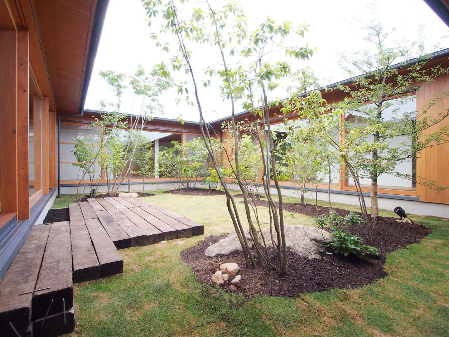 三本松の家 (House in Sanbonmatsu), 合同会社グラムデザイン一級建築士事務所 合同会社グラムデザイン一級建築士事務所 モダンな庭