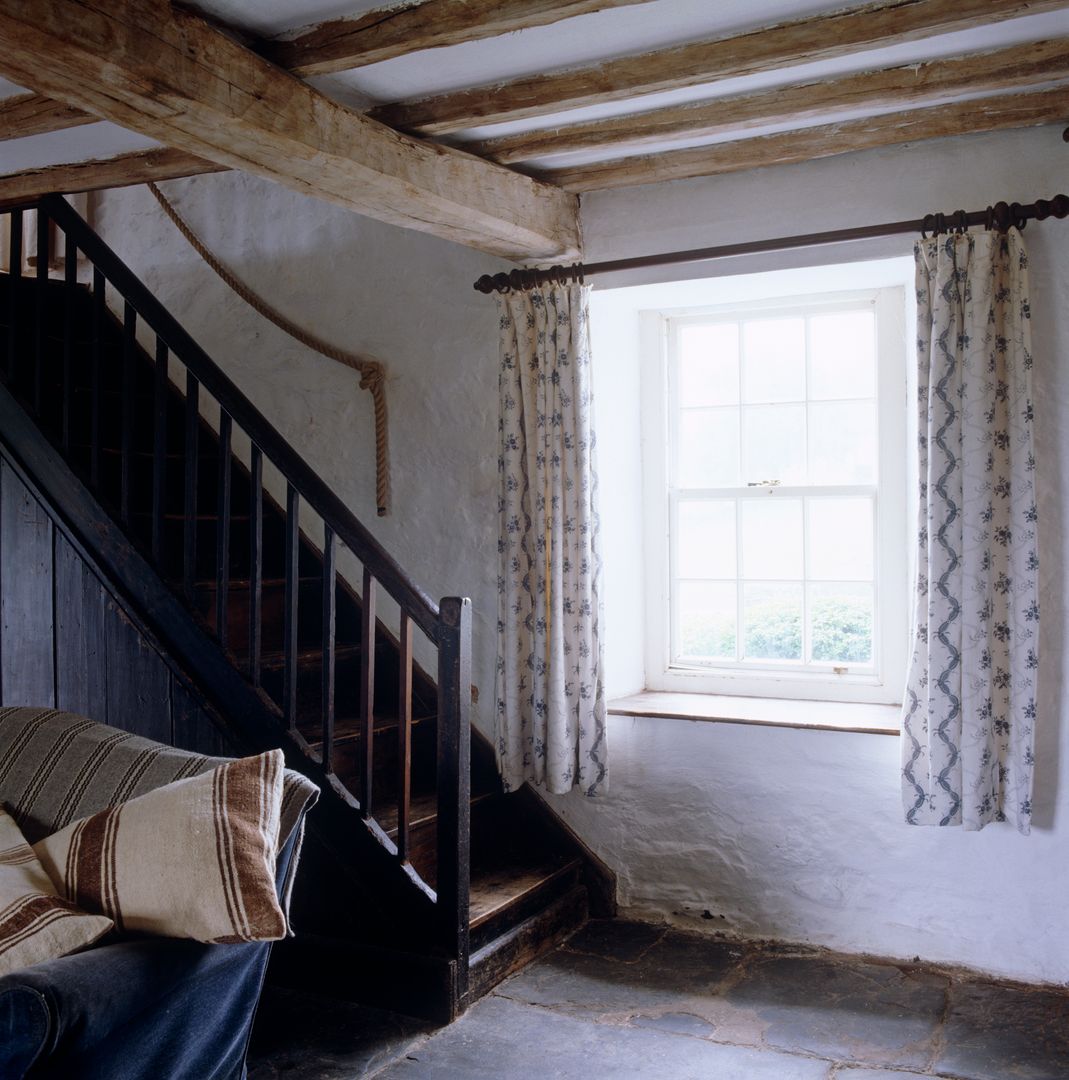 Welsh Farmhouse, Hackett Holland Hackett Holland Pasillos, vestíbulos y escaleras.