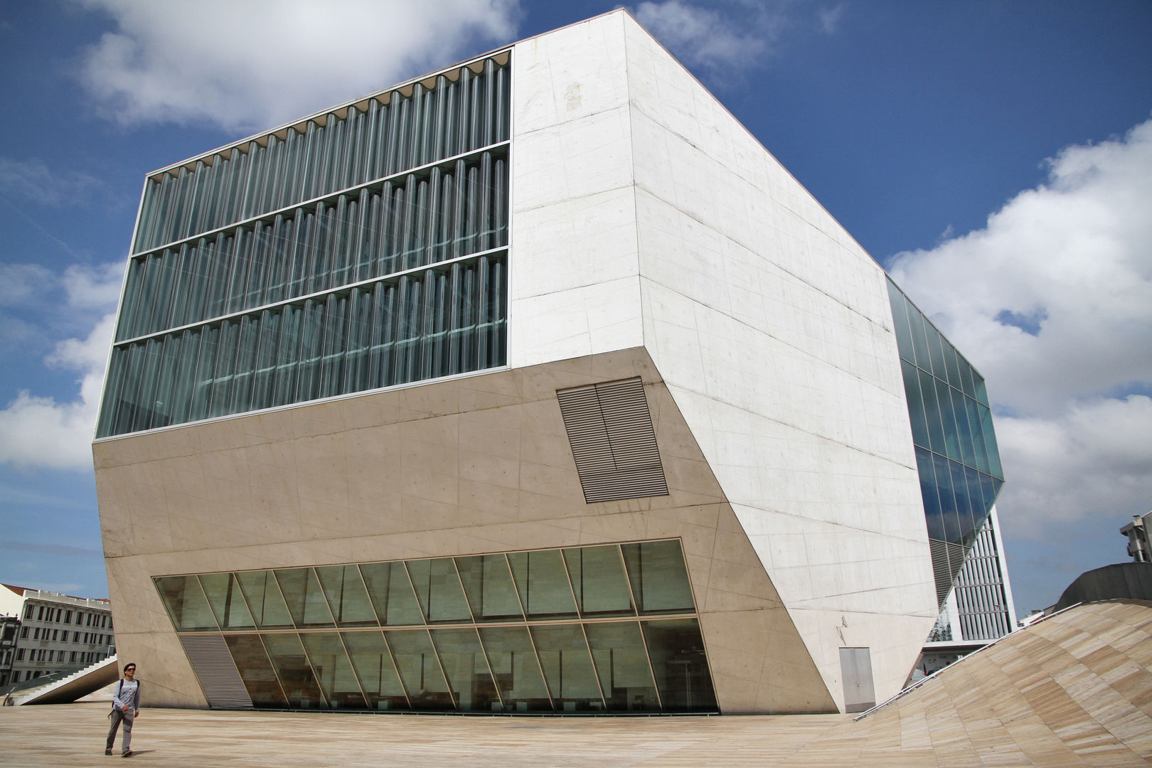 Casa da Musica - Rem Koolhaas (OMA) homify Couloir, entrée, escaliers originaux