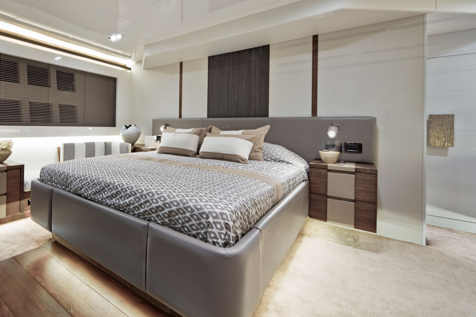 Master bedroom Kelly Hoppen Yacht & Jet in stile moderno