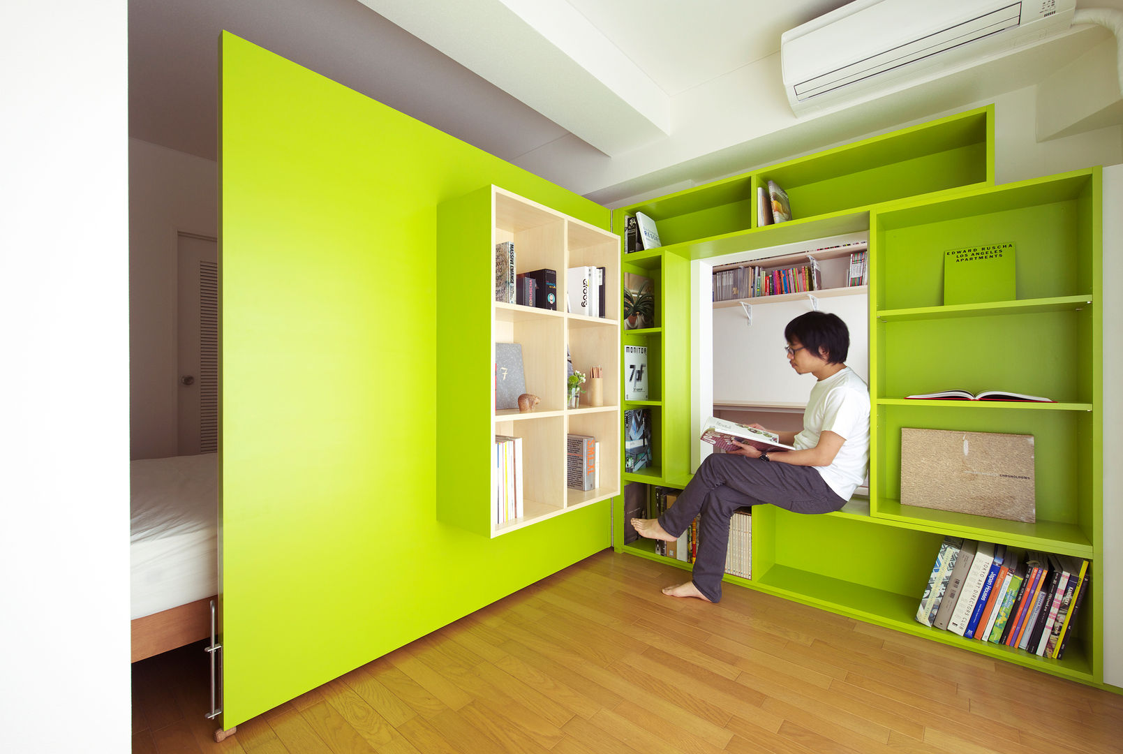 SWITCH apartment, YUKO SHIBATA ARCHITECTS YUKO SHIBATA ARCHITECTS モダンデザインの 書斎 建物,インテリア・デザイン,シェルフ,黄色,ペイント,木,フローリング,床,家,棚