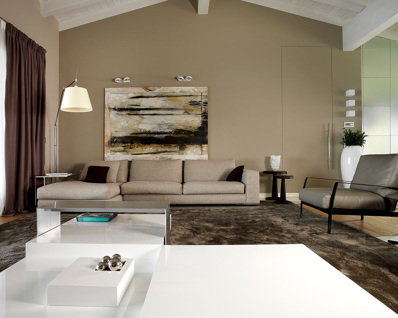 Vivere con stile... un sorprendente attico con affaccio sul lago, coniuga raffinatezza ed eleganza., Studio d'Architettura MIRKO VARISCHI Studio d'Architettura MIRKO VARISCHI Modern living room