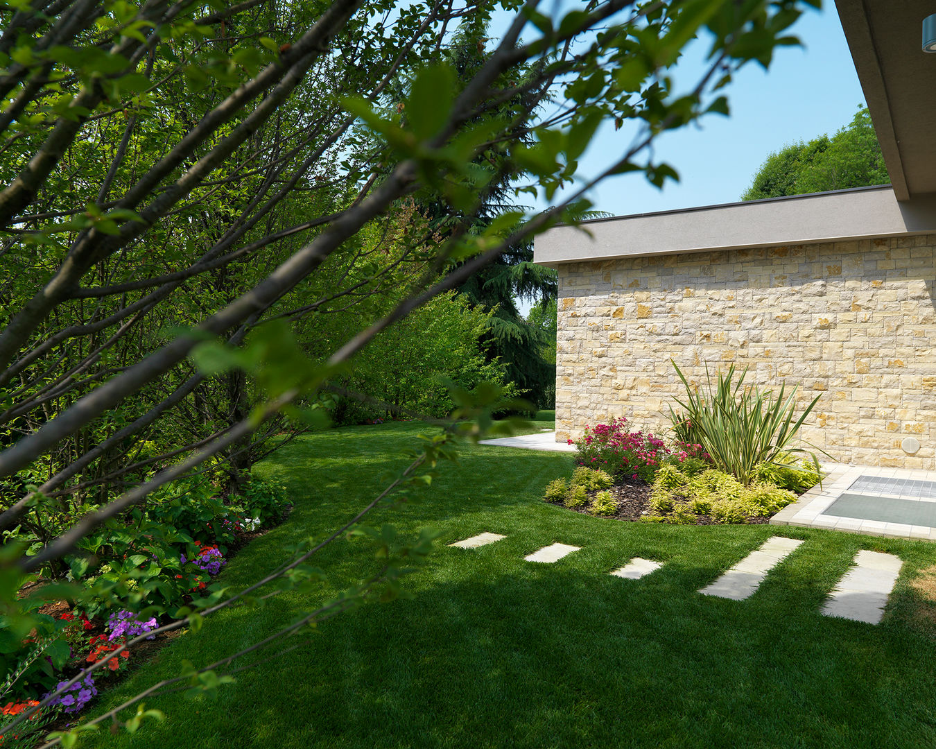 Benessere nel verde con armonia. Una villa contemporanea, concepita come una Spa., Studio d'Architettura MIRKO VARISCHI Studio d'Architettura MIRKO VARISCHI Сад