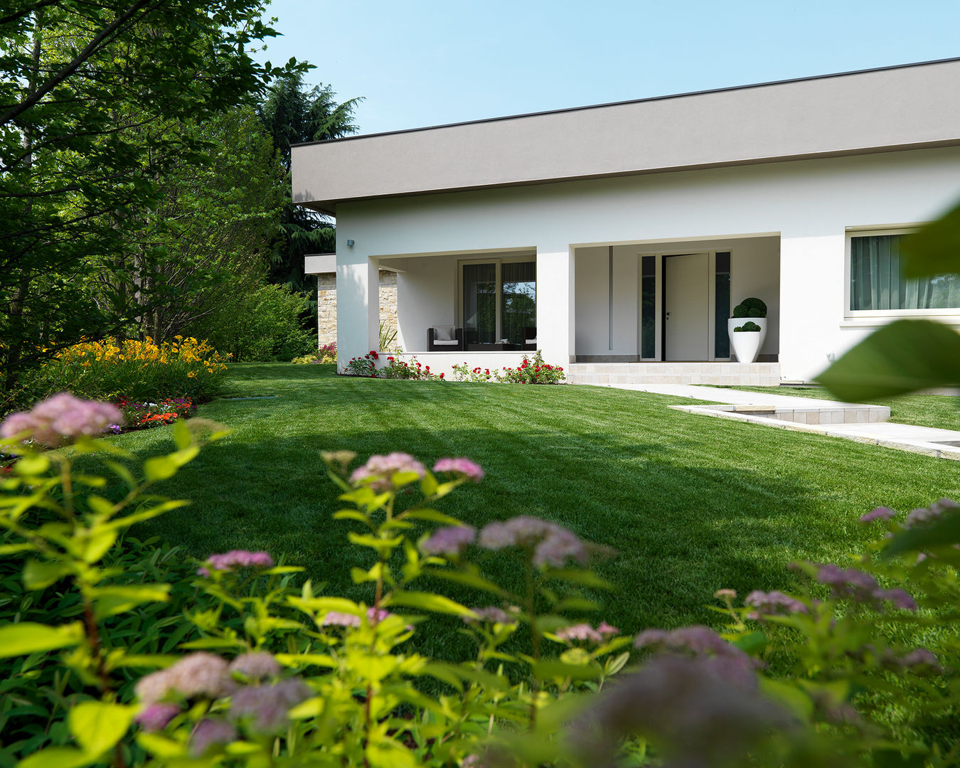 Benessere nel verde con armonia. Una villa contemporanea, concepita come una Spa., Studio d'Architettura MIRKO VARISCHI Studio d'Architettura MIRKO VARISCHI Modern Koridor, Hol & Merdivenler