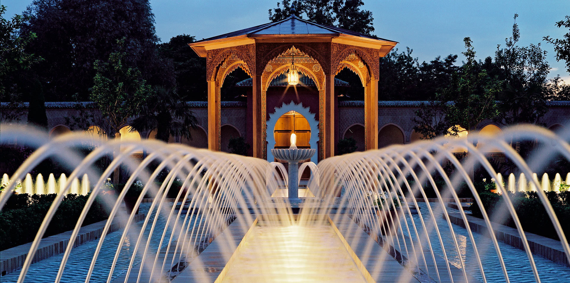 Wie aus 1001 Nacht: orientalischer Garten in Berlin, Kamel Louafi Landschaftsarchitekten Kamel Louafi Landschaftsarchitekten Jardins ecléticos