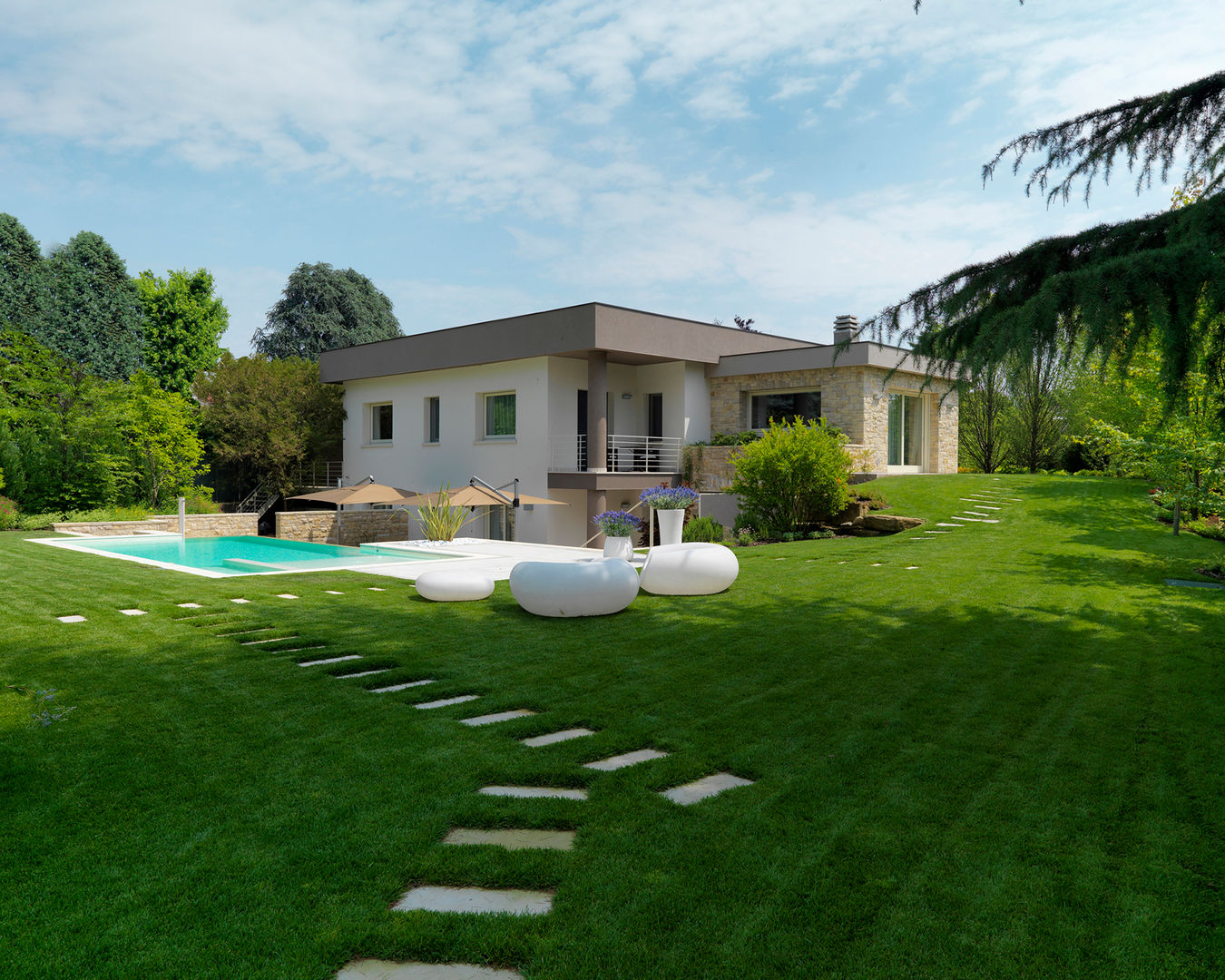 Benessere nel verde con armonia. Una villa contemporanea, concepita come una Spa., Studio d'Architettura MIRKO VARISCHI Studio d'Architettura MIRKO VARISCHI Modern garden