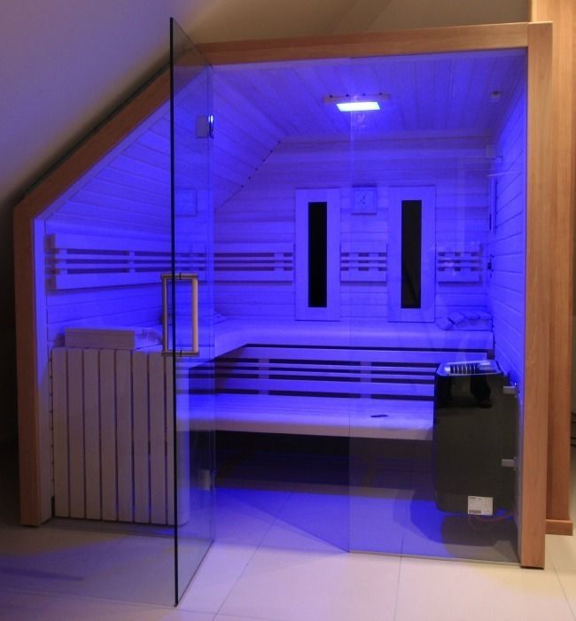 Maßgefertigte Sauna in der Dachschräge. corso sauna manufaktur gmbh Skandinavischer Spa Glas