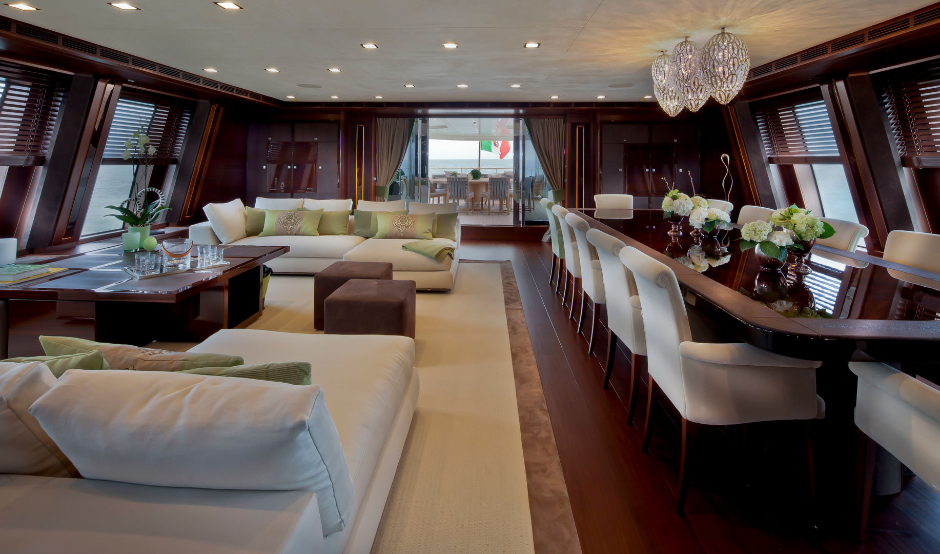 J'Ade, CRN SPA - YACHT YOUR WAY- CRN SPA - YACHT YOUR WAY- 지중해스타일 요트 & 제트기