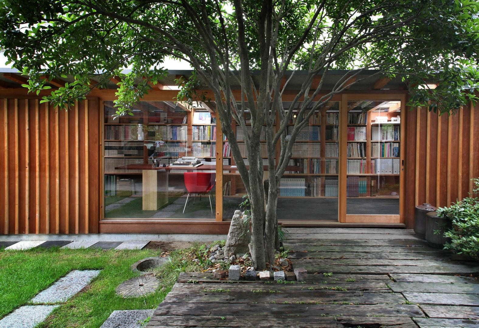 黒のアトリエ, 神家昭雄建築研究室 神家昭雄建築研究室 Giardino eclettico