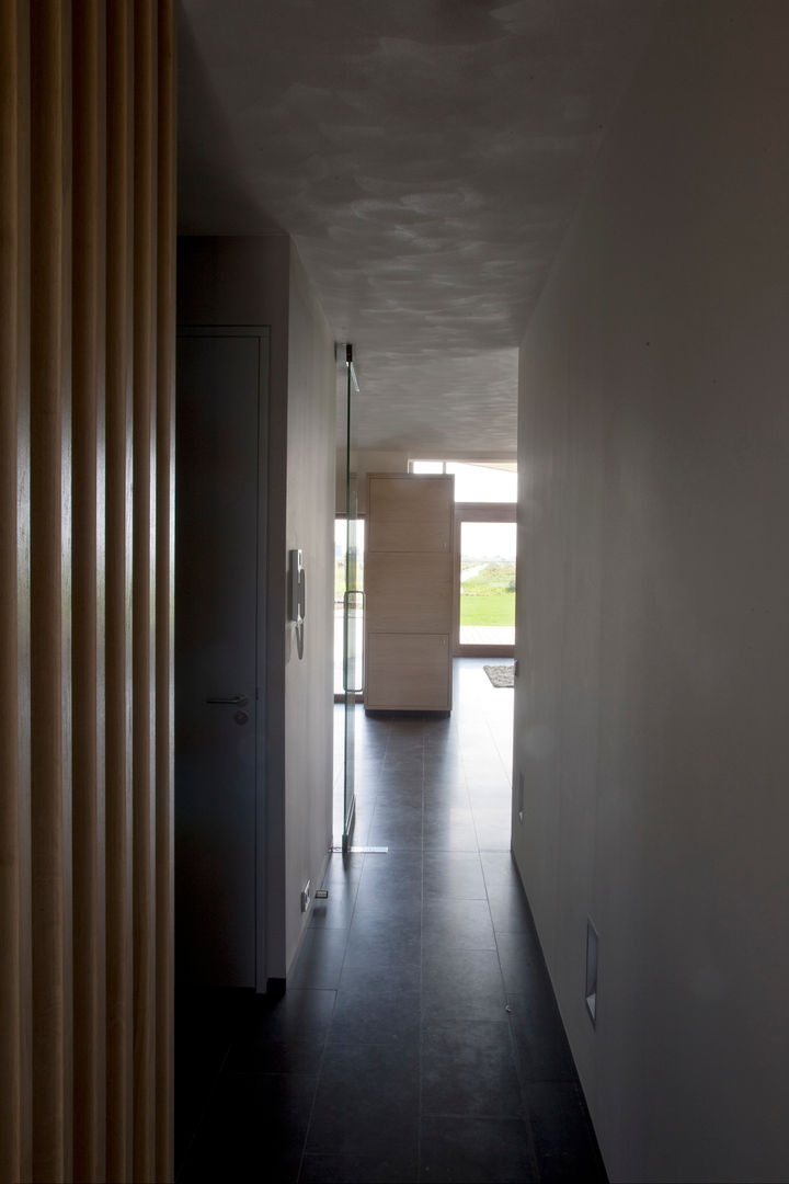 woonhuis Brinkman, Groeneweg Van der Meijden Architecten Groeneweg Van der Meijden Architecten Modern corridor, hallway & stairs