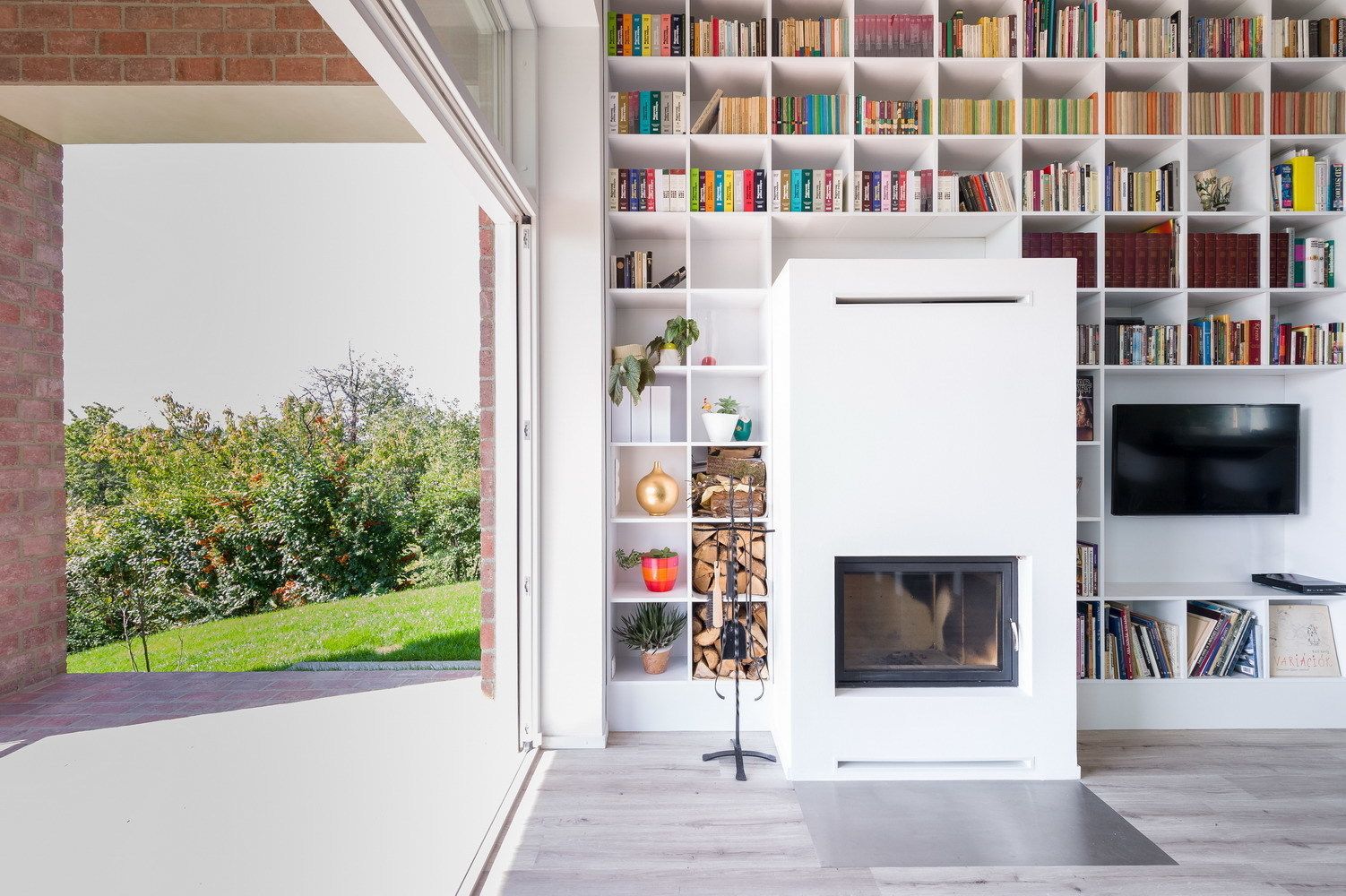 The Long Brick House, Földes Architects Földes Architects Minimalist living room Shelves