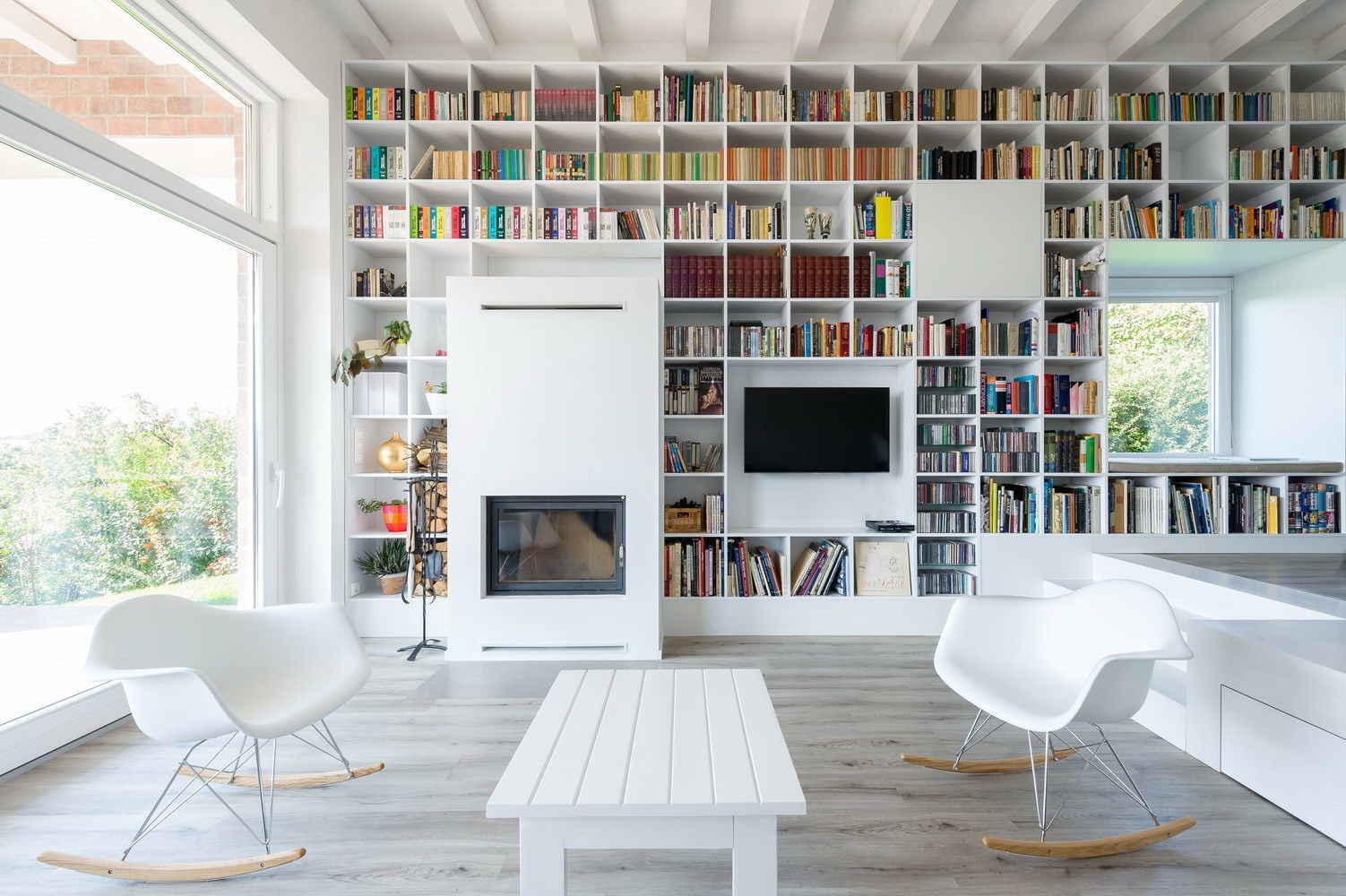 The Long Brick House, Földes Architects Földes Architects Minimalist living room Shelves