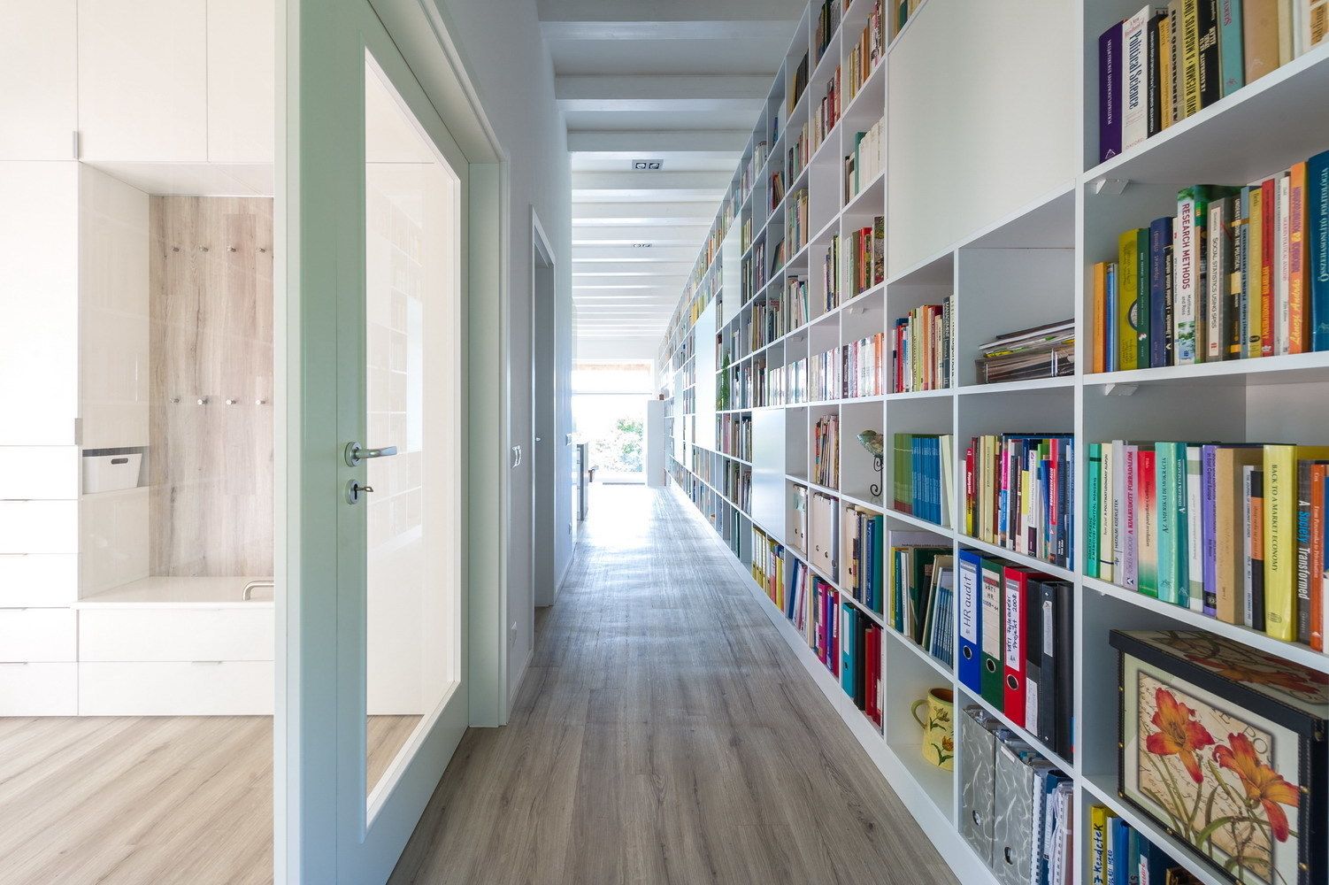 The Long Brick House, Földes Architects Földes Architects Salones minimalistas Estanterías