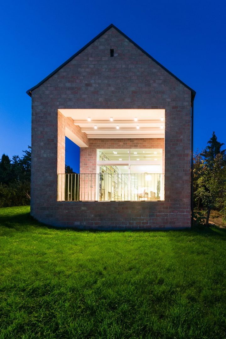 The Long Brick House, Földes Architects Földes Architects Minimalist living room Shelves