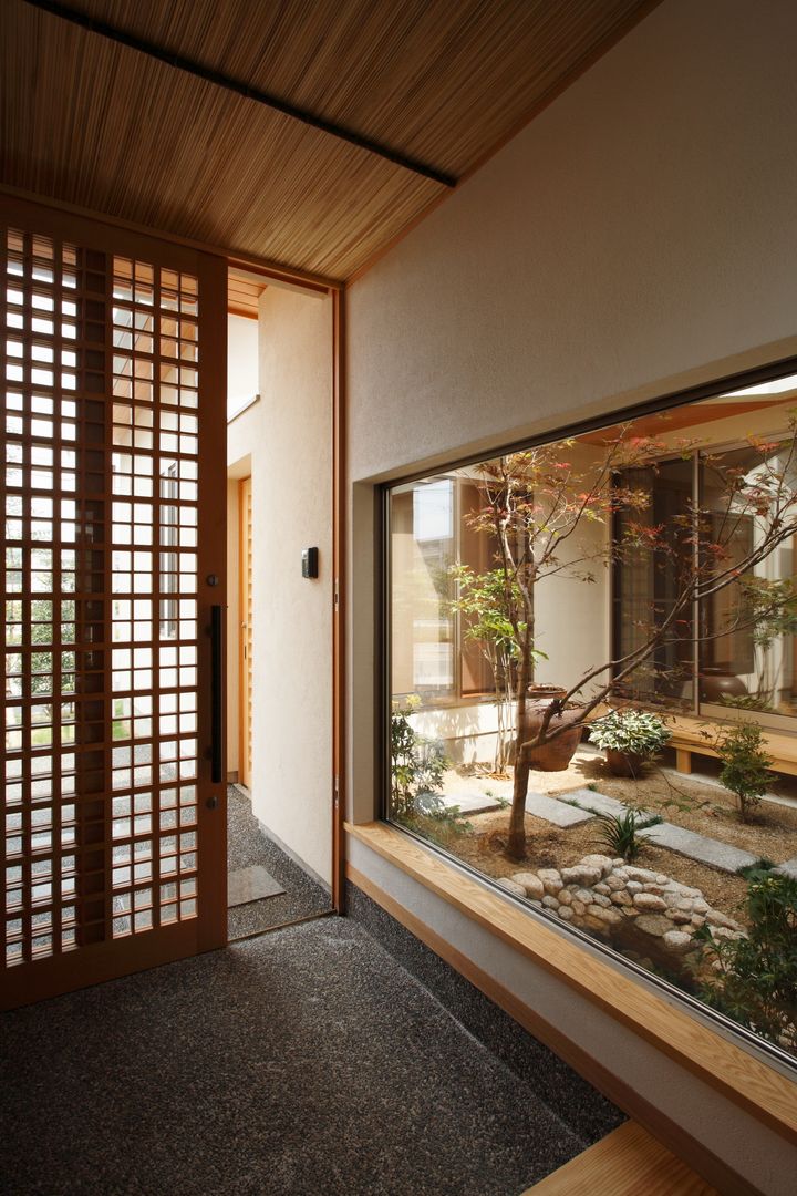 三つの庭のある家, ATELIER TAMA ATELIER TAMA Jardines eclécticos