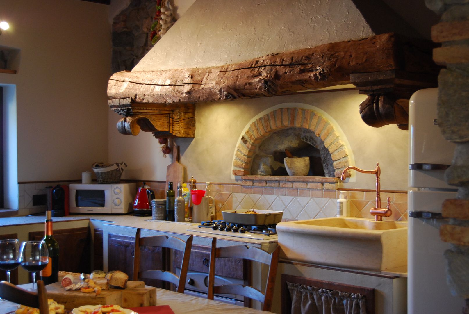 Cucina La Mangiatoia, Porte del Passato Porte del Passato Cucina in stile rustico Tavoli & Sedie