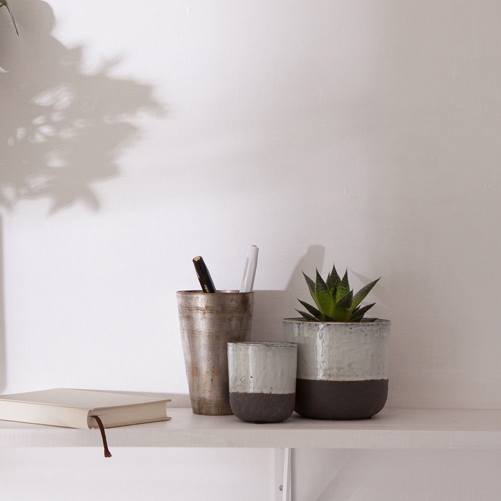 dip glazed planters Fate London Balcones y terrazas de estilo minimalista Plantas y flores