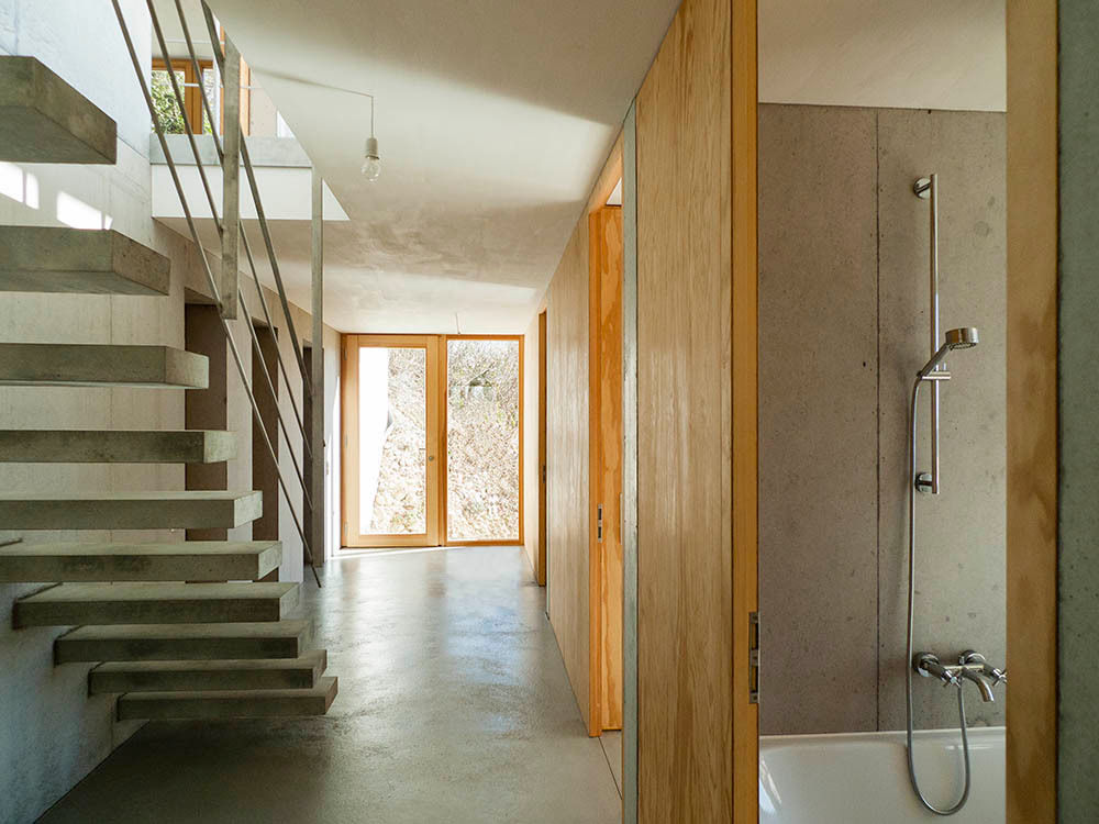 Modernes Traumhaus mit 1a-Aussicht, GIAN SALIS ARCHITEKT GIAN SALIS ARCHITEKT Modern corridor, hallway & stairs