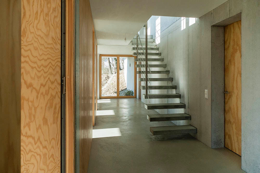 Modernes Traumhaus mit 1a-Aussicht, GIAN SALIS ARCHITEKT GIAN SALIS ARCHITEKT モダンスタイルの 玄関&廊下&階段