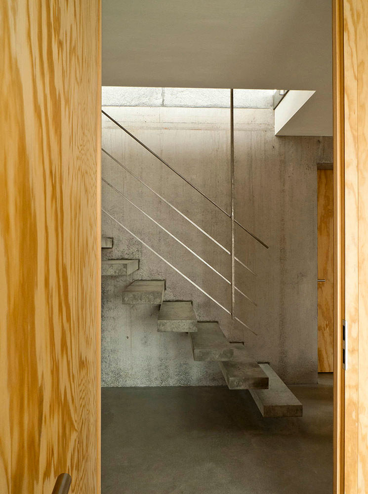 Modernes Traumhaus mit 1a-Aussicht, GIAN SALIS ARCHITEKT GIAN SALIS ARCHITEKT 모던스타일 복도, 현관 & 계단